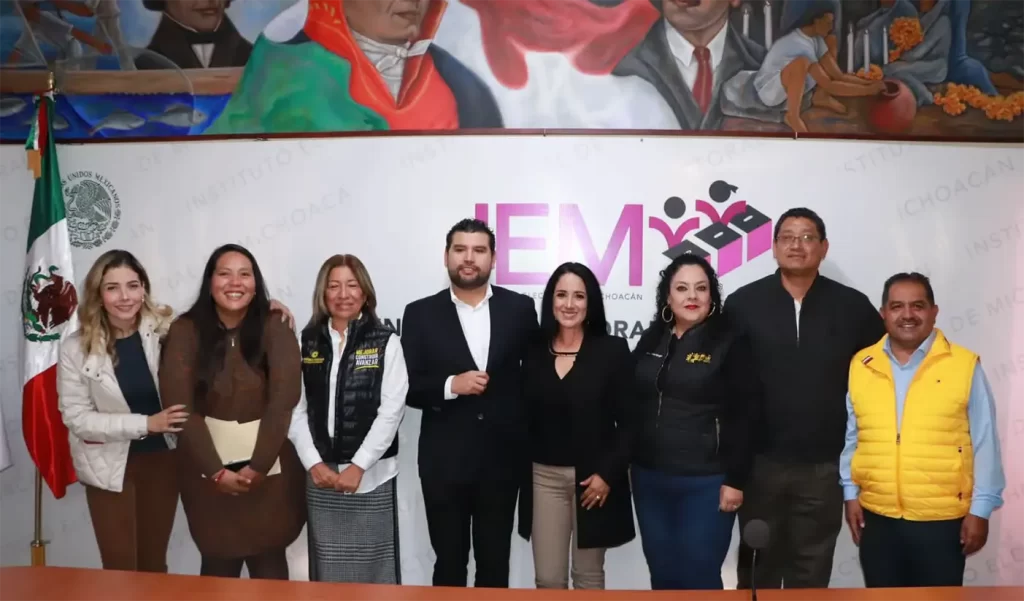 Los partidos Acción Nacional (PAN), Revolucionario Institucional (PRI) y de la Revolución Democrática PRD), firmaron este día la intención de la Candidatura Común, para el proceso electoral del 2024, y lo notificaron ante el Instituto Electoral de Michoacán (IEM), en presencia del Consejero Presidente, Ignacio Hurtado Gómez.